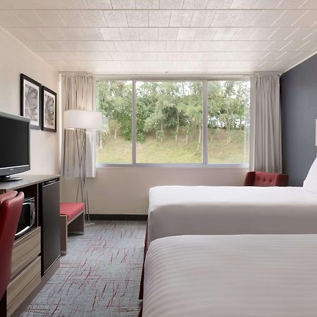Hotel Ramada By Wyndham Uniontown Exterior foto