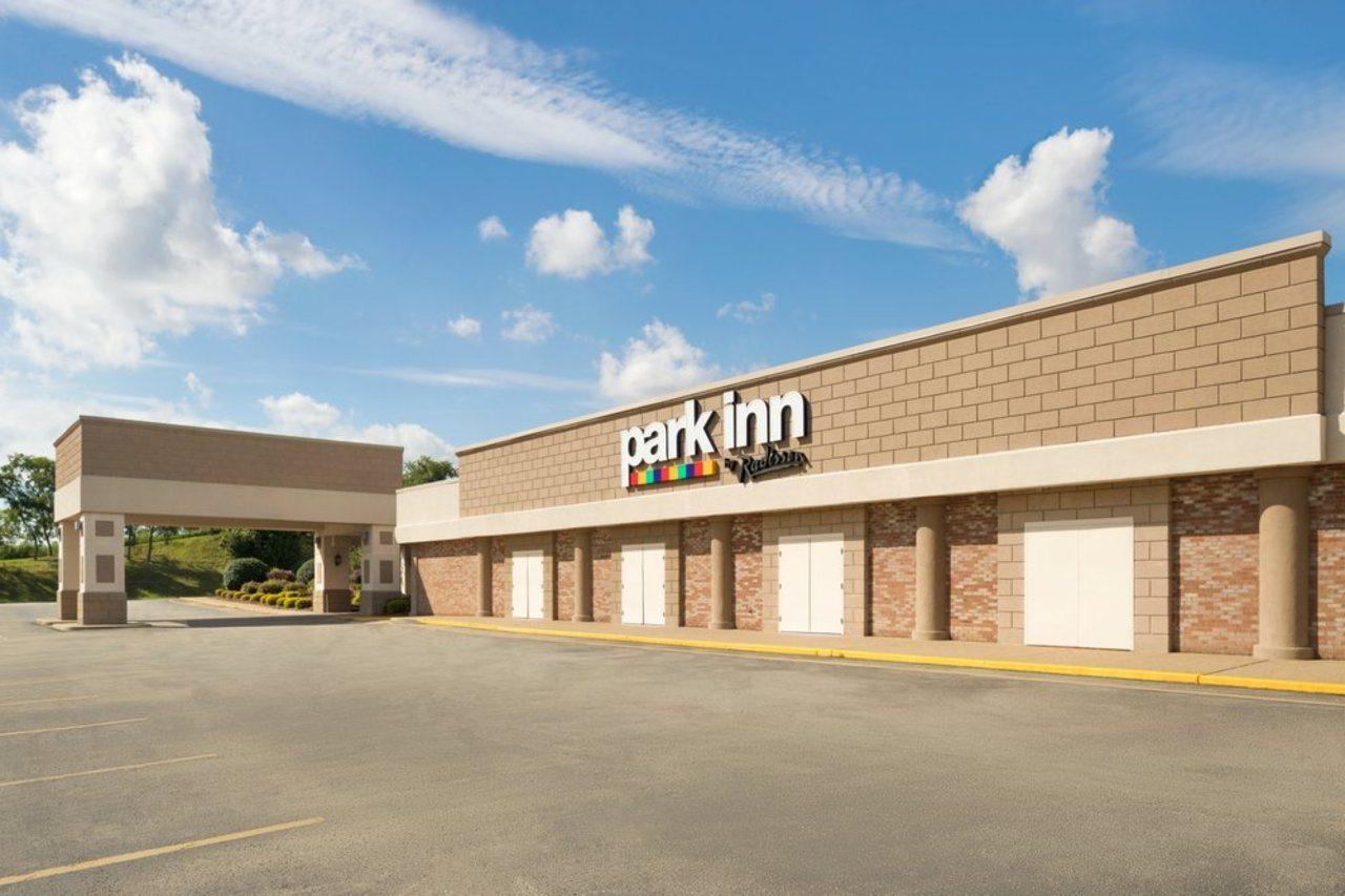 Hotel Ramada By Wyndham Uniontown Exterior foto