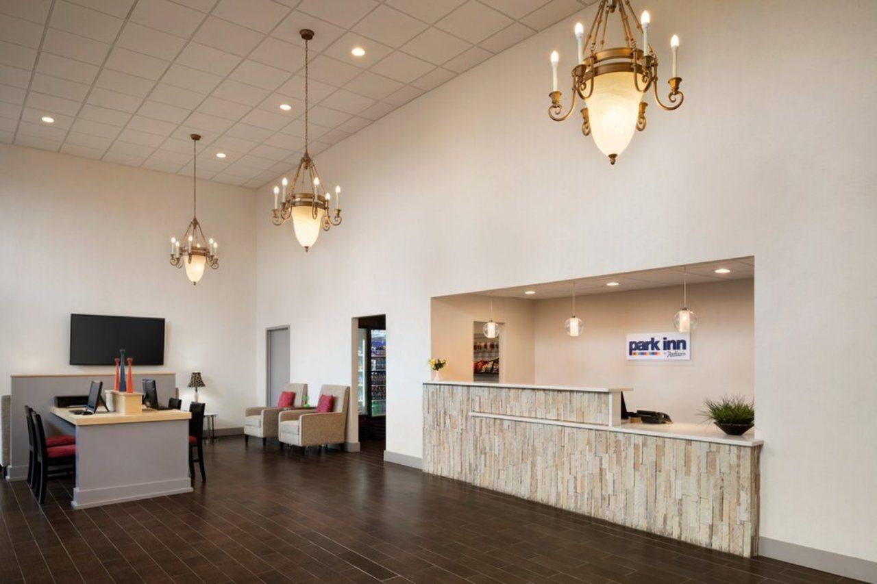 Hotel Ramada By Wyndham Uniontown Exterior foto