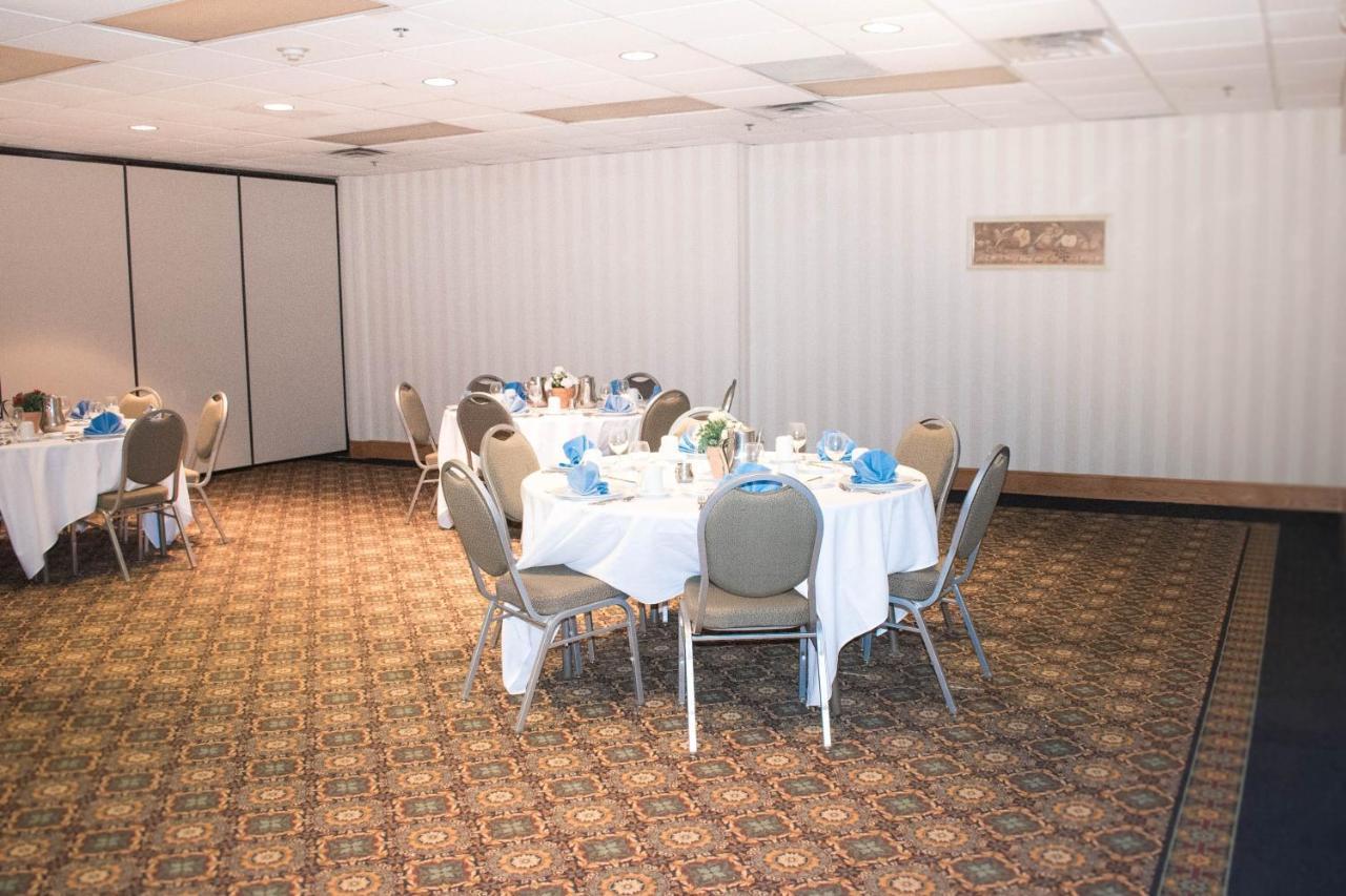 Hotel Ramada By Wyndham Uniontown Exterior foto