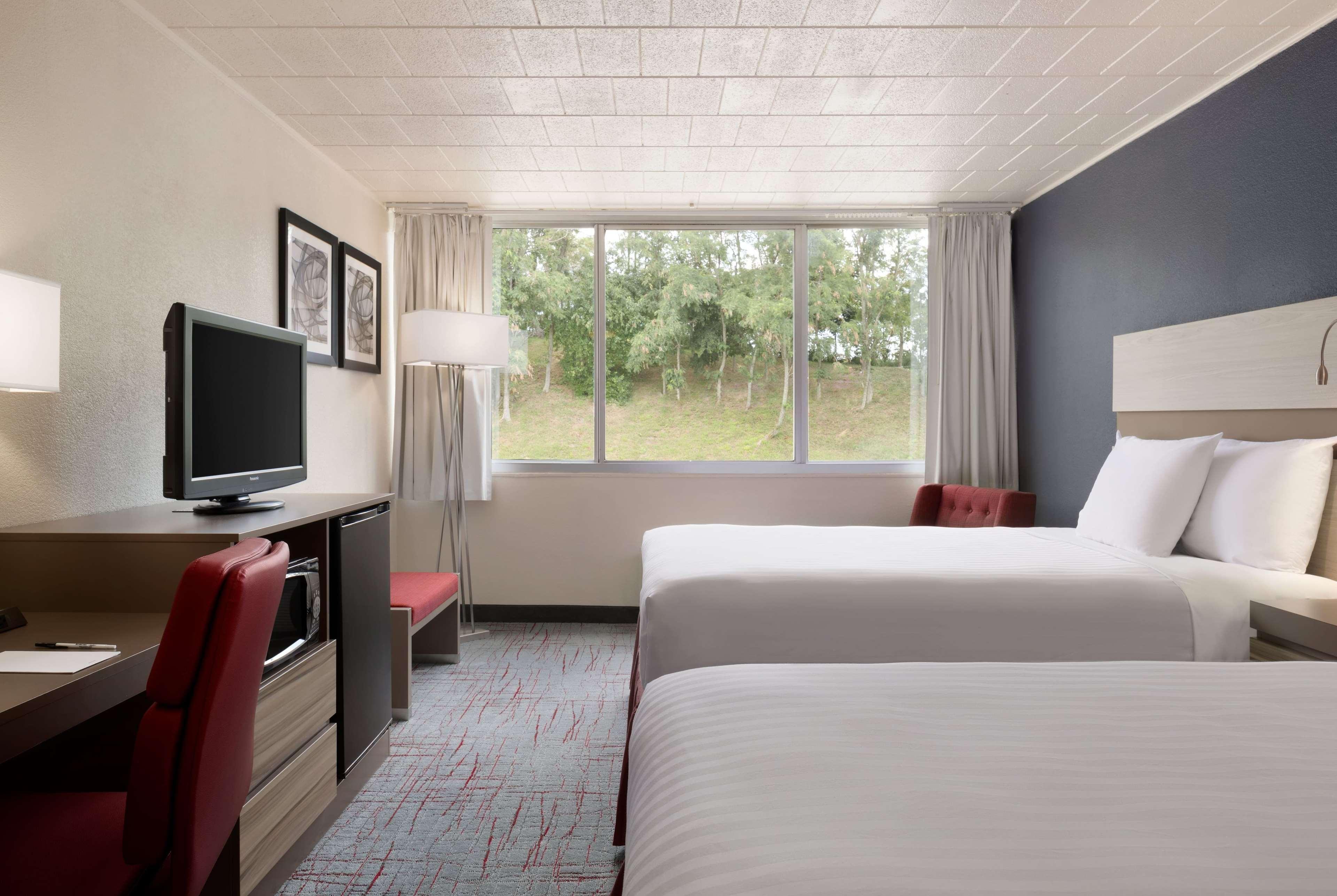 Hotel Ramada By Wyndham Uniontown Exterior foto