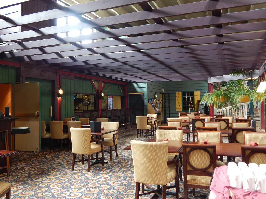 Hotel Ramada By Wyndham Uniontown Exterior foto