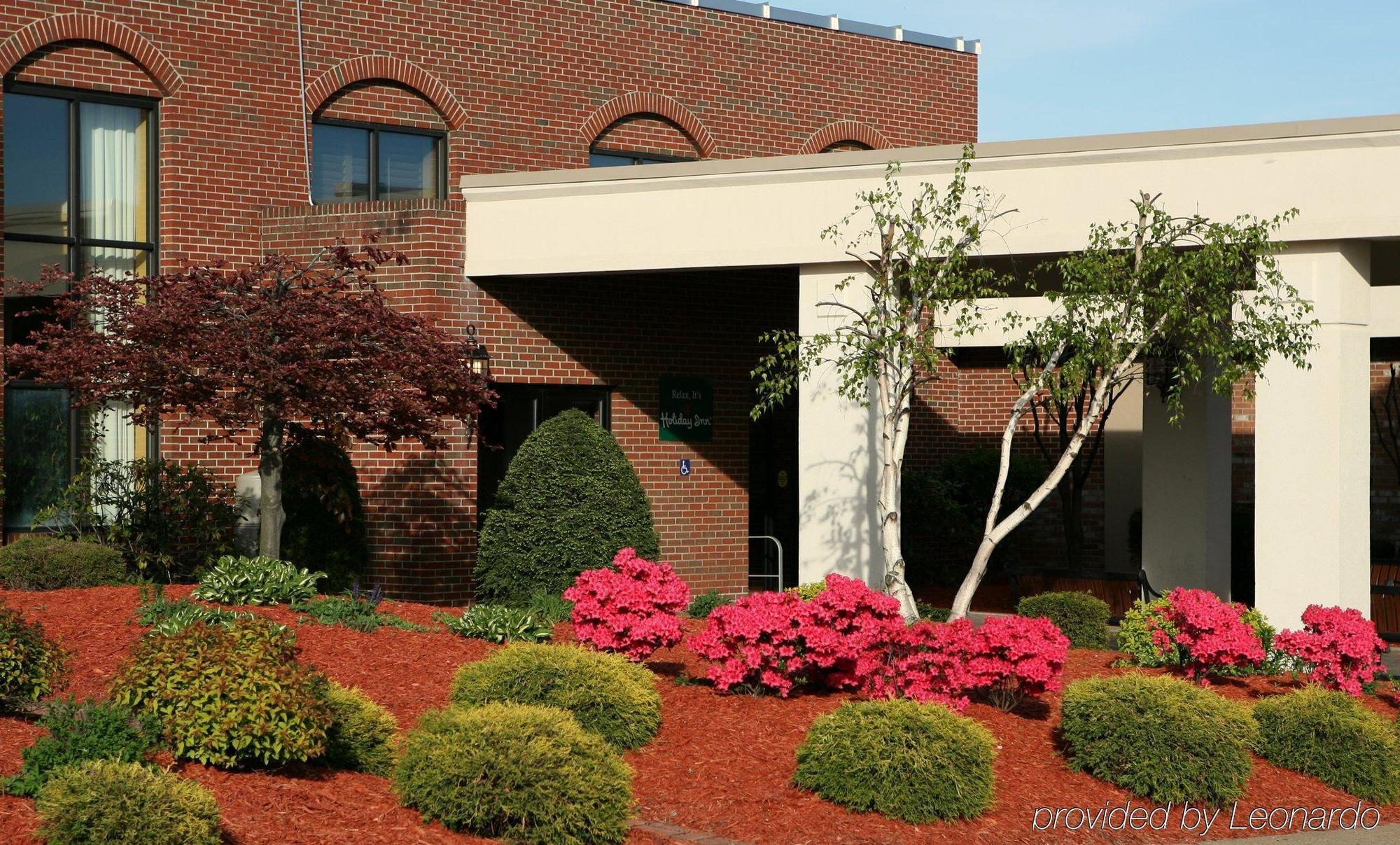 Hotel Ramada By Wyndham Uniontown Exterior foto