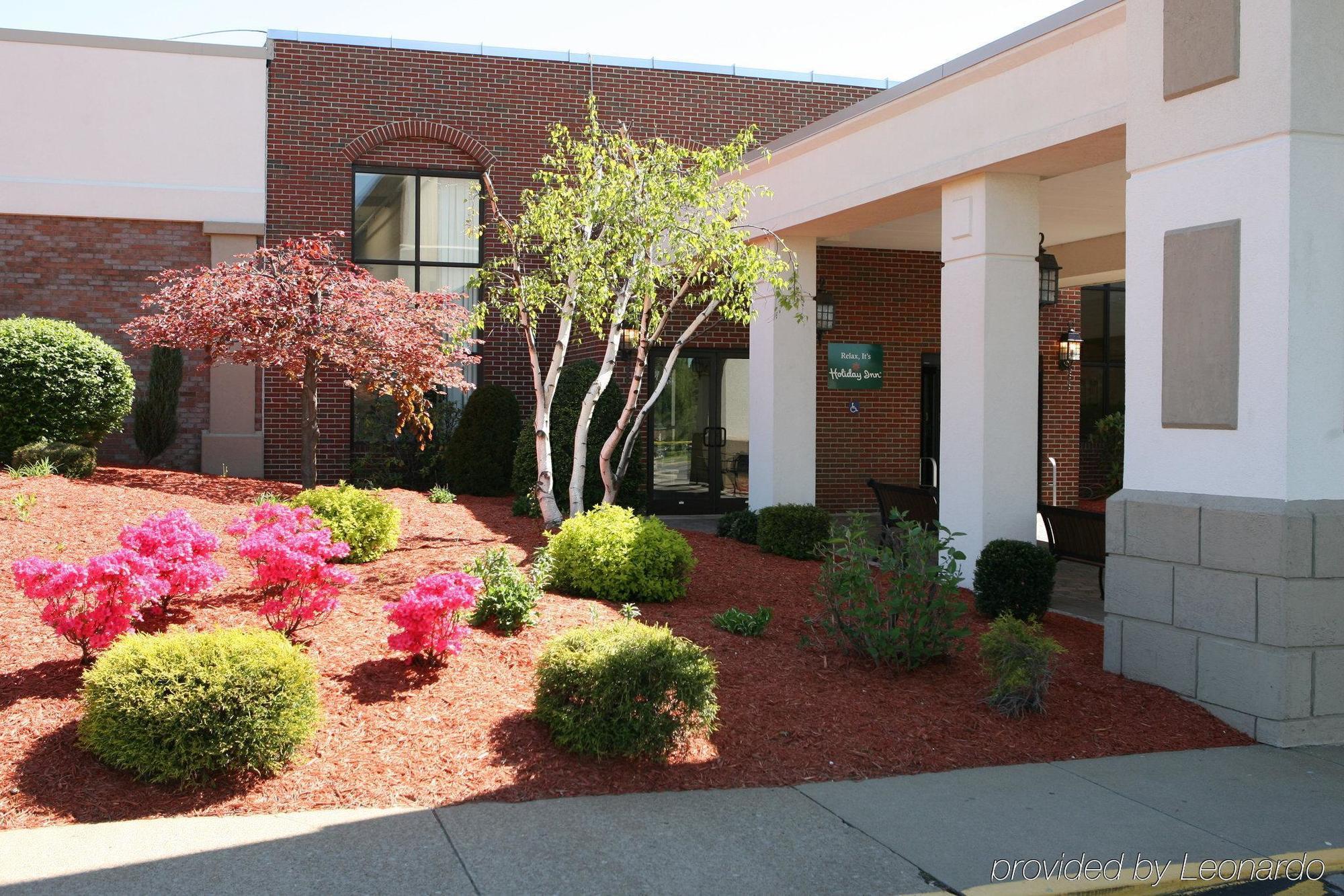 Hotel Ramada By Wyndham Uniontown Exterior foto