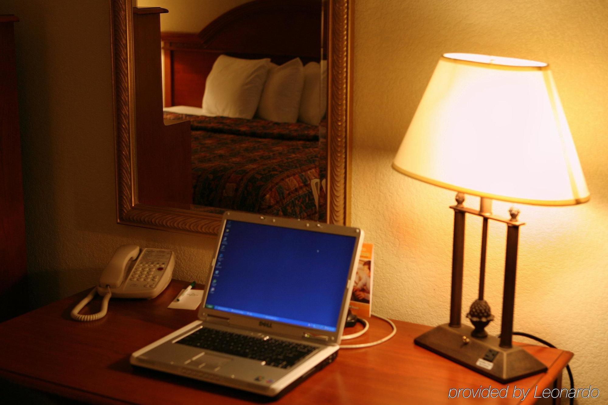 Hotel Ramada By Wyndham Uniontown Habitación foto