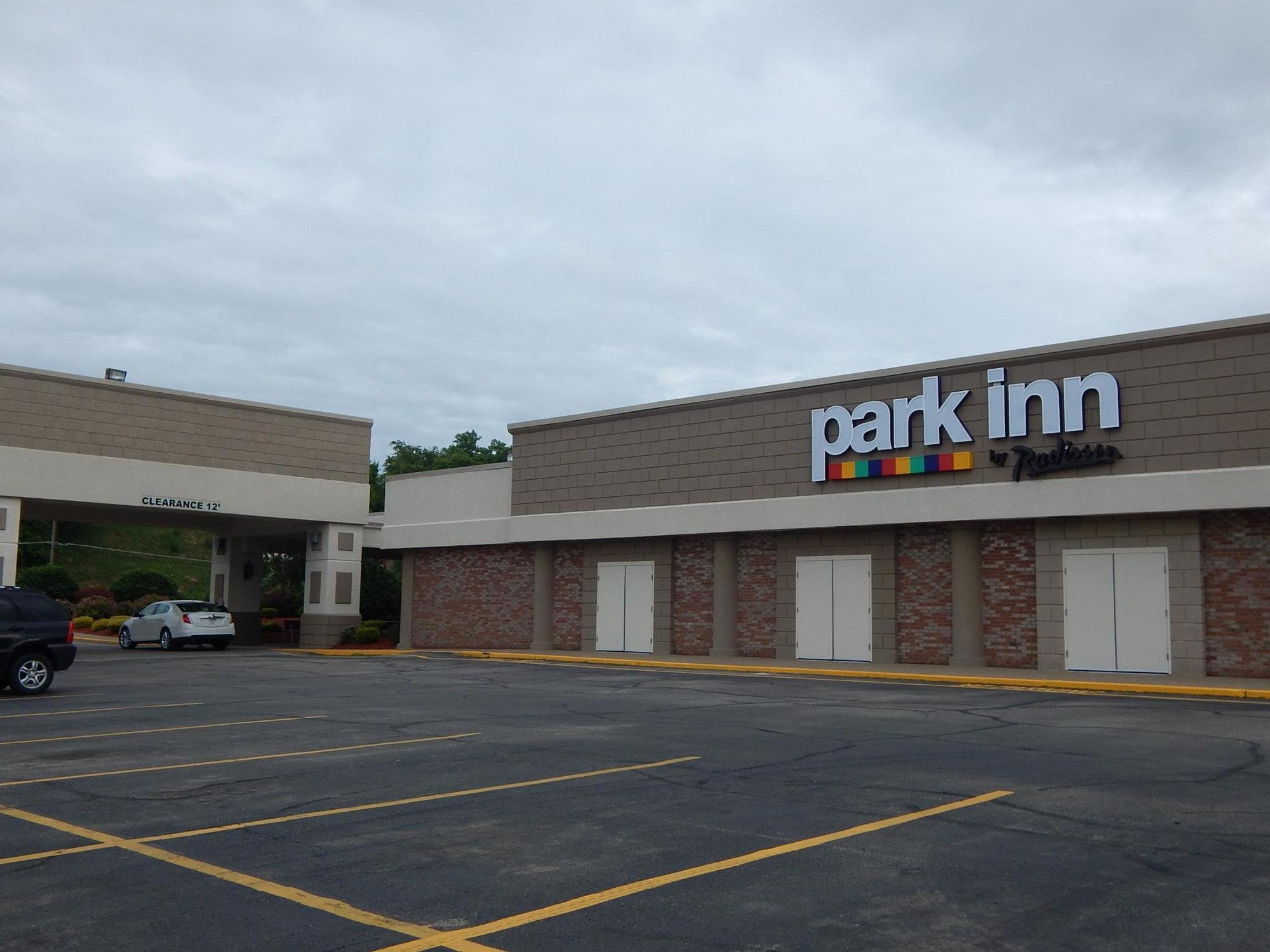 Hotel Ramada By Wyndham Uniontown Exterior foto