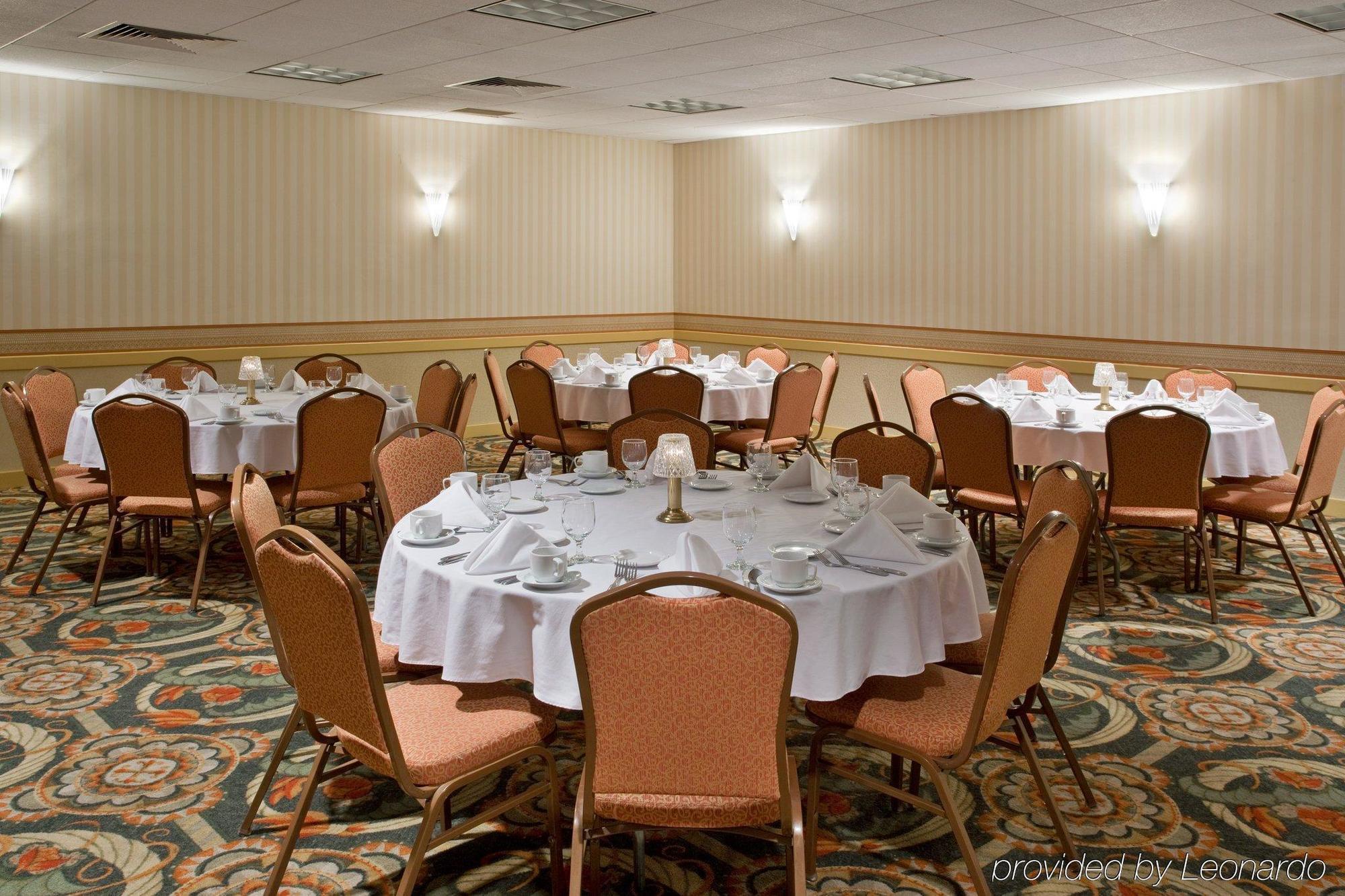 Hotel Ramada By Wyndham Uniontown Exterior foto