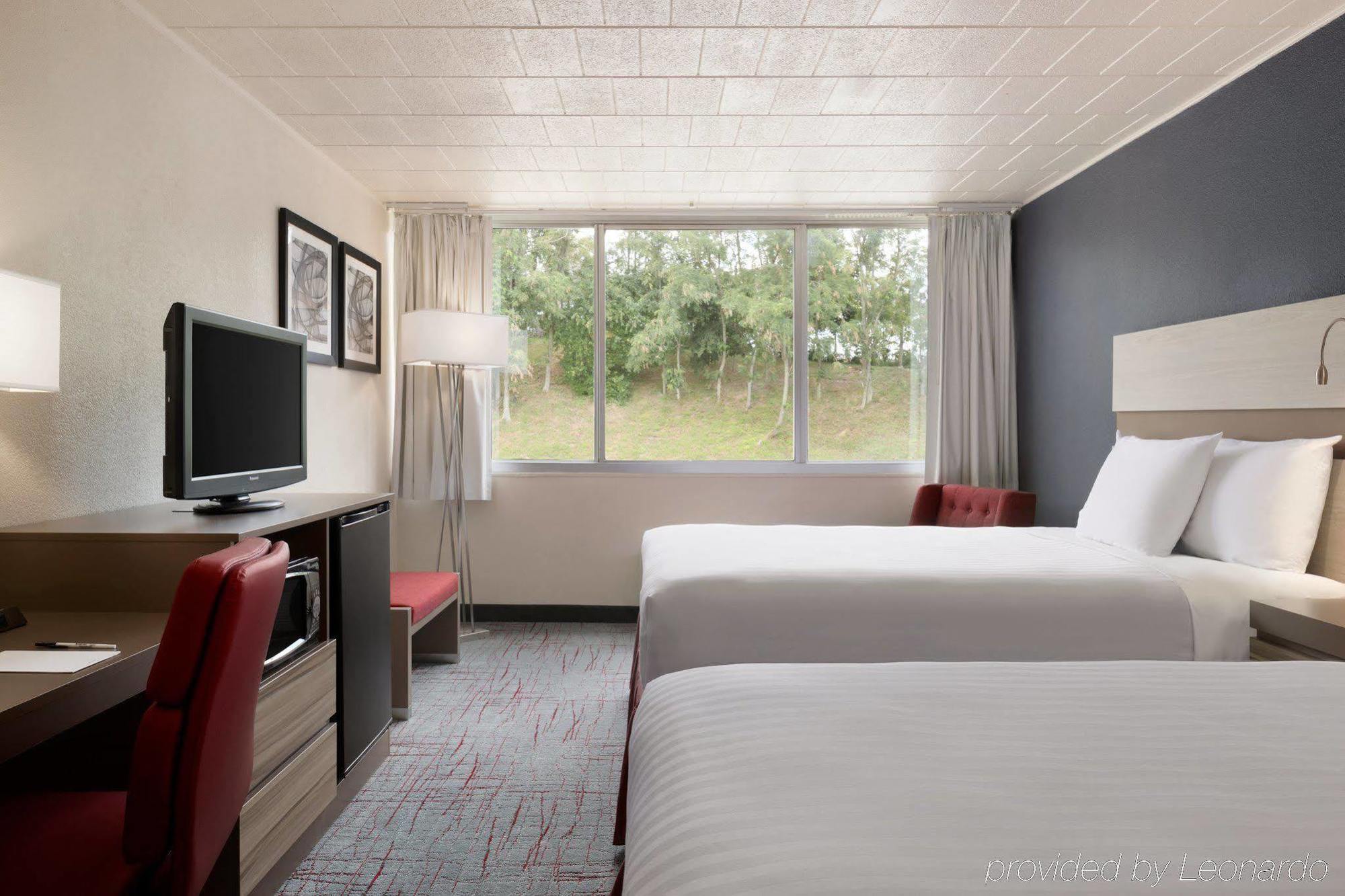 Hotel Ramada By Wyndham Uniontown Exterior foto