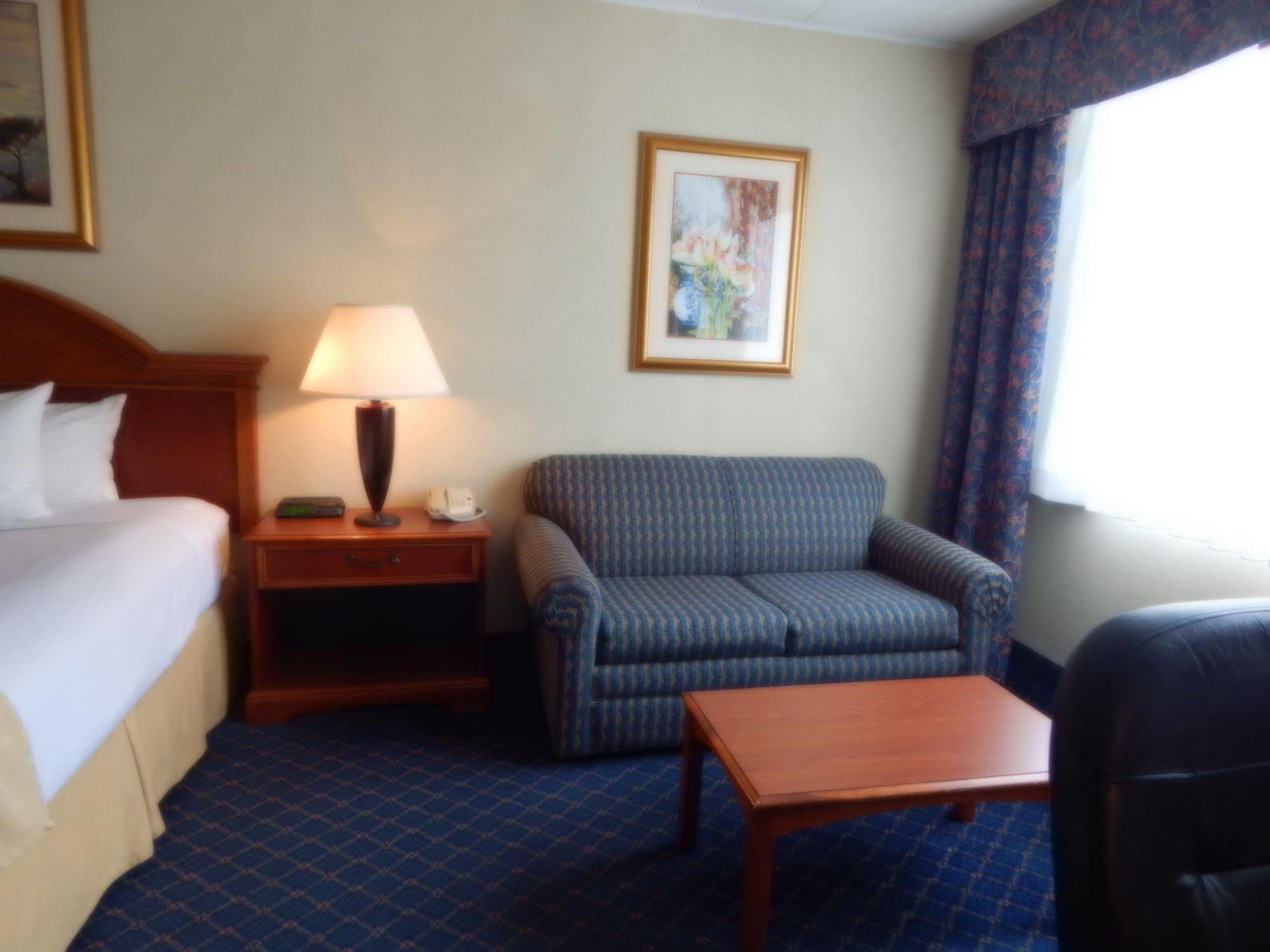 Hotel Ramada By Wyndham Uniontown Exterior foto
