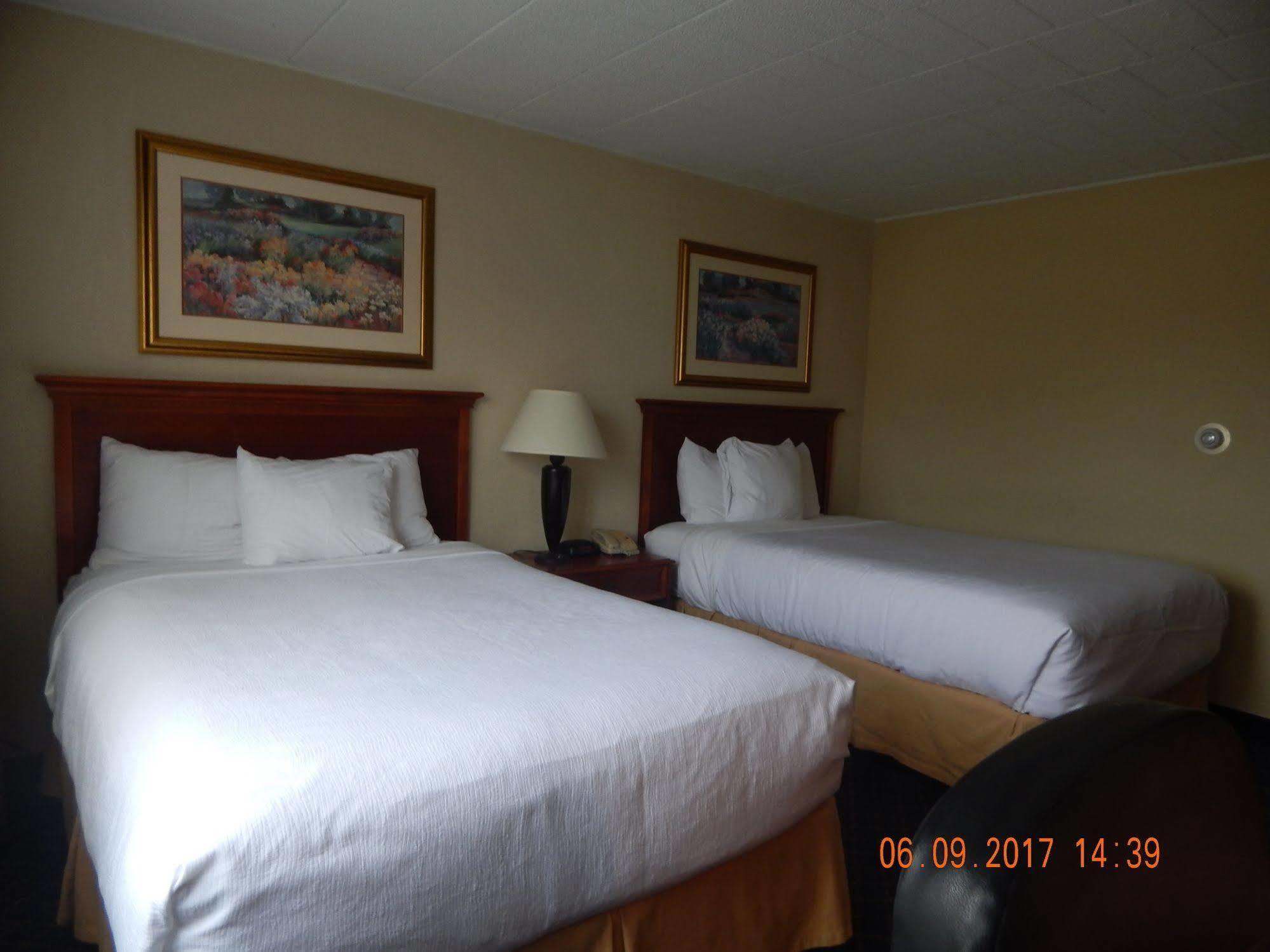 Hotel Ramada By Wyndham Uniontown Exterior foto